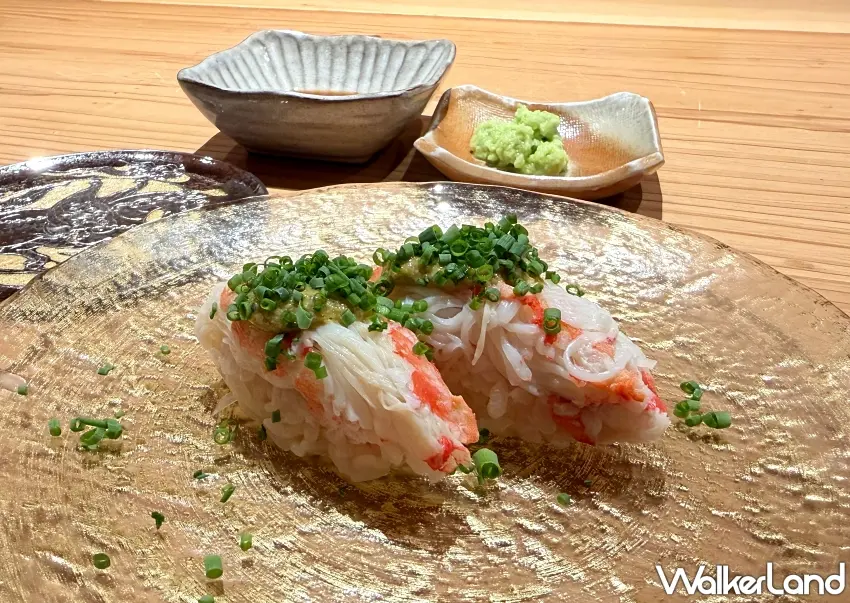 ▲鋪滿當季松葉蟹肉與蟹膏點綴的松葉蟹握壽司,風味極致鮮甜。 圖/窩客島編輯李維唐 攝