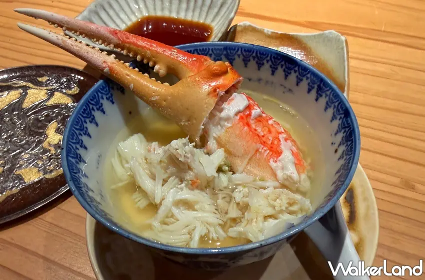▲奢華感十足的松葉蟹鉗蒸蛋,碩大肥美的蟹肉鉗令人賞心悅目。 圖/窩客島編輯李維唐 攝
