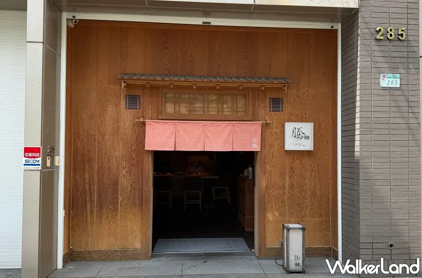 ▲騰鮨隱身於台北大直樂群三路,木造門面與溫暖暖簾傳遞出江戶時代懷舊料亭的優雅氛圍。 圖/窩客島編輯李維唐 攝