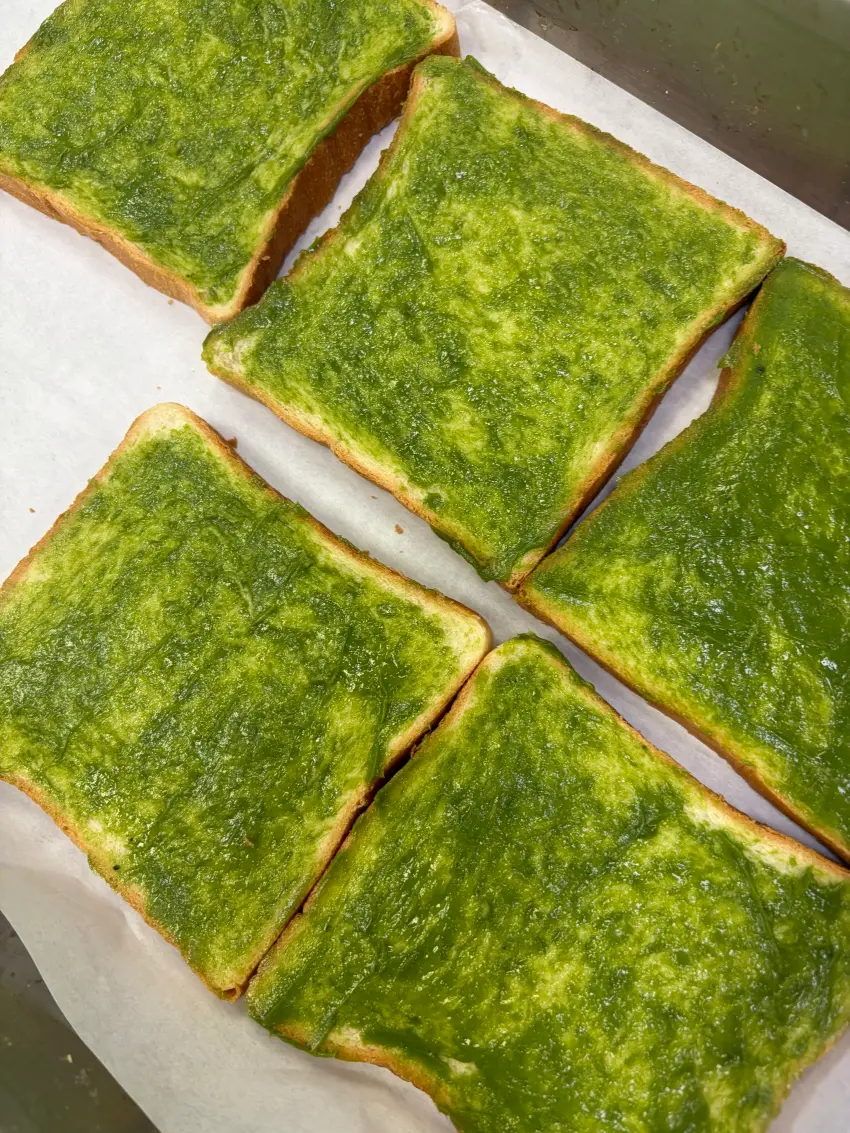 ▲三星地區農會青蔥奶油抹醬抹在吐司上烘烤，奶香與蔥香交織出極致邪惡口感。