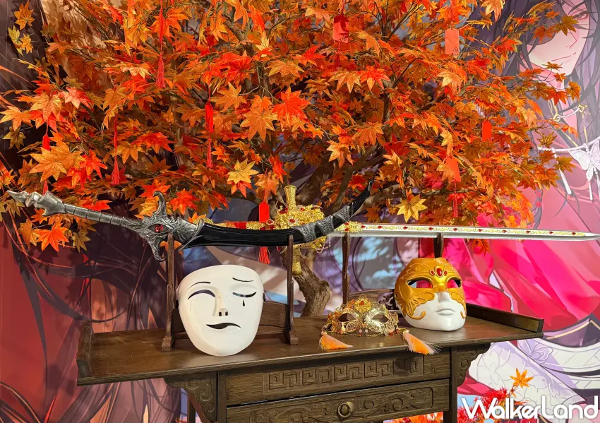▲天官賜福信義區快閃店打卡區現場展示楓葉祈願樹,並開放粉絲免費借用花城紅傘與厄命彎刀等經典道具合影。