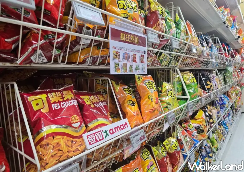 ▲愛買量販中元採購優惠,可樂果與卡迪那等熱門品牌休閒零食口味齊全,購買指定餅乾單筆滿299元現折20元。