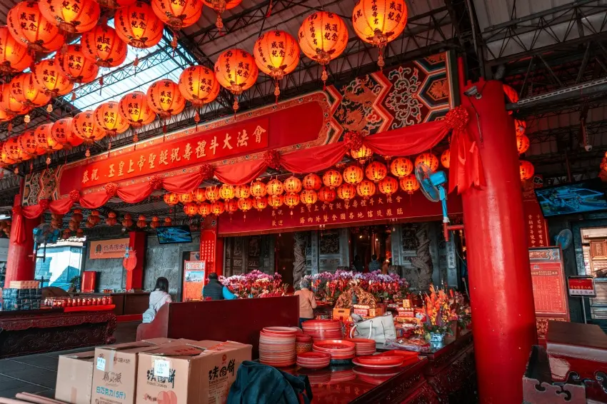 ▲供桌上擺滿各式澎湃供品,展現出台灣在地濃厚的人情味與祭祀文化。