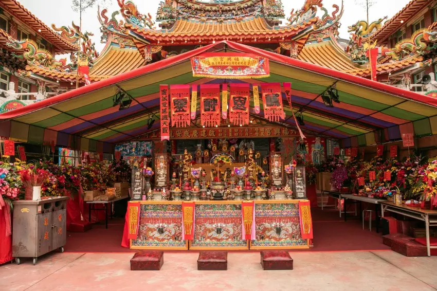▲依序祭拜神明與祖先是傳統普渡的重要環節,表達對神靈與先人的感恩之意。
