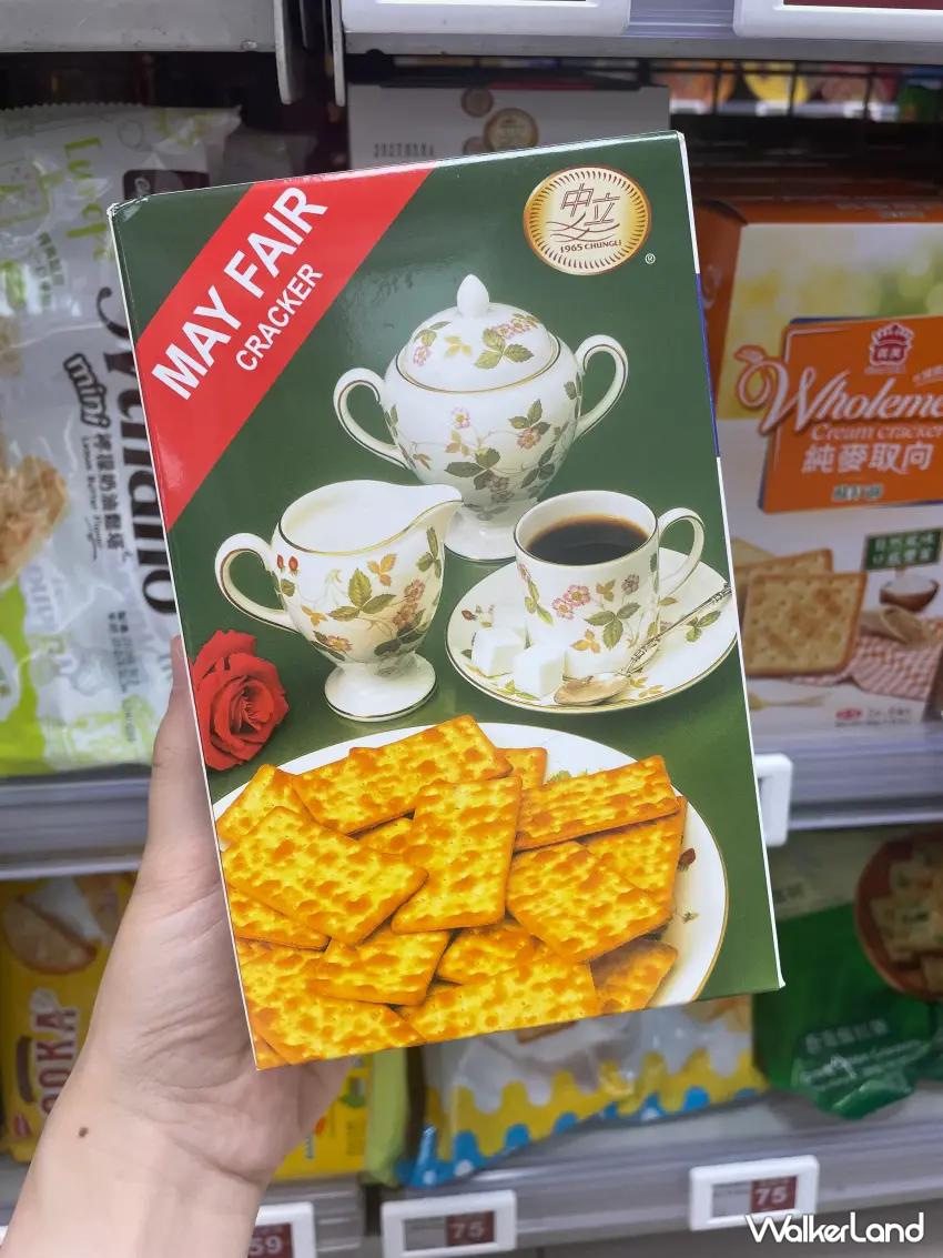 ▲ 紅了數十年的中立美華梳打餅帶有淡淡奶香與微甜口感,是許多人從小吃到大的古早味點心。