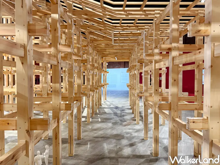 ▲建國啤酒廠衛星展區展出4.1公尺高關西萬博「環形大屋頂」局部建築模型,讓觀眾親自走進空間中體驗。(攝影:鄭亦庭)