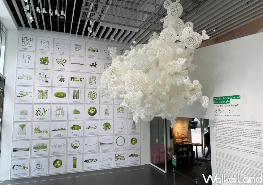 ▲忠泰美術館主展區一樓展出64個藤本壯介建築作品牆,搭配圓形裝置藝術展現未來城市想像。(攝影:鄭亦庭)