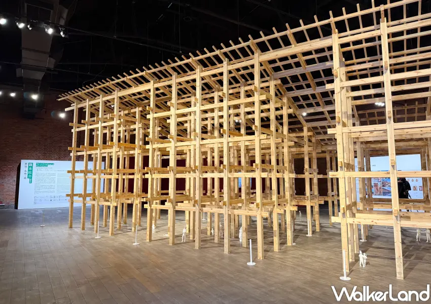 ▲建國啤酒廠衛星展區展出4.1公尺高關西萬博「環形大屋頂」局部建築模型,讓觀眾親自走進空間中體驗。(攝影:鄭亦庭)