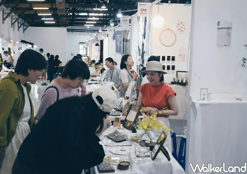 ▲蛋殼祭現場提供近距離創作者交流體驗,民眾可以在展位前親自挑選精緻手作飾品與生活小物,感受工藝職人精心淬鍊的溫度與創作魅力。