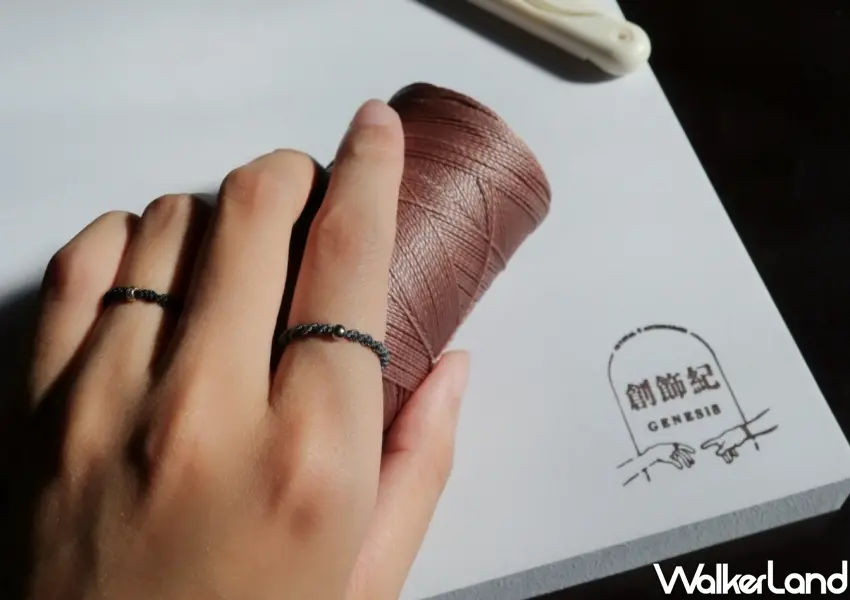 ▲蛋殼祭提供多樣化手作體驗,民眾可以親自挑戰精緻的蠟線編織戒指DIY,打造專屬自己的飾品,享受手作樂趣與生活美學。
