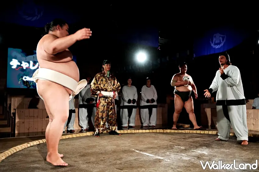 ▲現場邀請觀眾穿上趣味相撲服裝登上土俵，與相撲力士進行歡樂的互動挑戰。圖／クロノスガイヤ株式会社提供；窩客島編輯李維唐整理