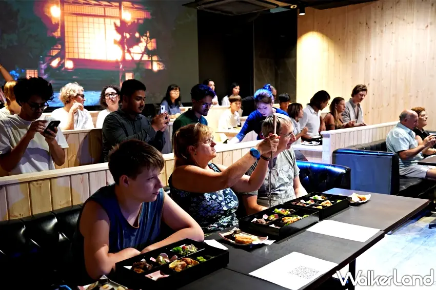 ▲來自世界各地的外國遊客邊享用精緻的和食御膳、邊專注拍照觀賞場上的相撲表演。圖／クロノスガイヤ株式会社提供；窩客島編輯李維唐整理