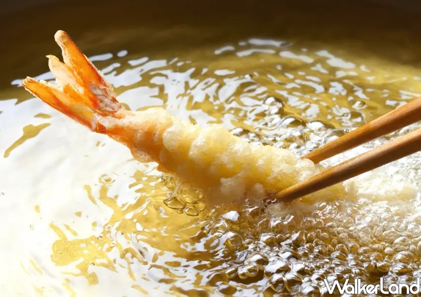 ▲金子半之助天婦羅海外首店進駐大巨蛋,職人精準控制油溫現炸食材,鎖住鮮味展現正統江戶前板前工藝。