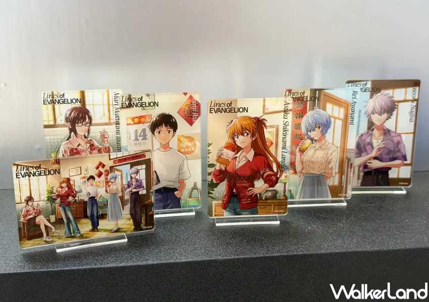 ▲新世紀福音戰士展台北站限定周邊!角色壓克力立牌、角色金屬收藏卡、壓克力吊飾等。(攝影:鄭亦庭)