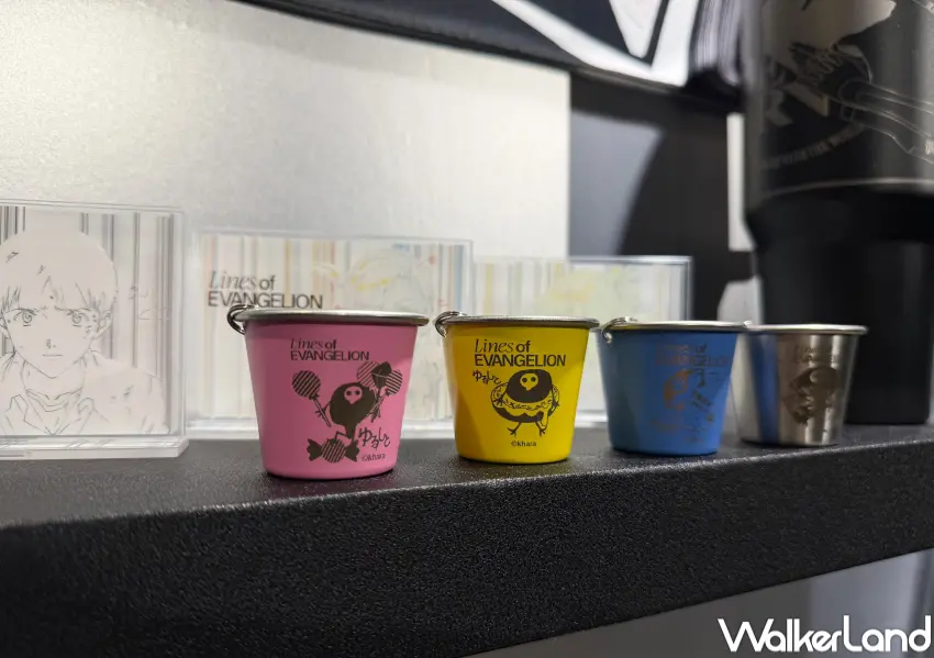 ▲新世紀福音戰士展覽限定周邊推薦!原畫與線稿系列壓克力板畫、使徒周邊吊飾等。(攝影:鄭亦庭)