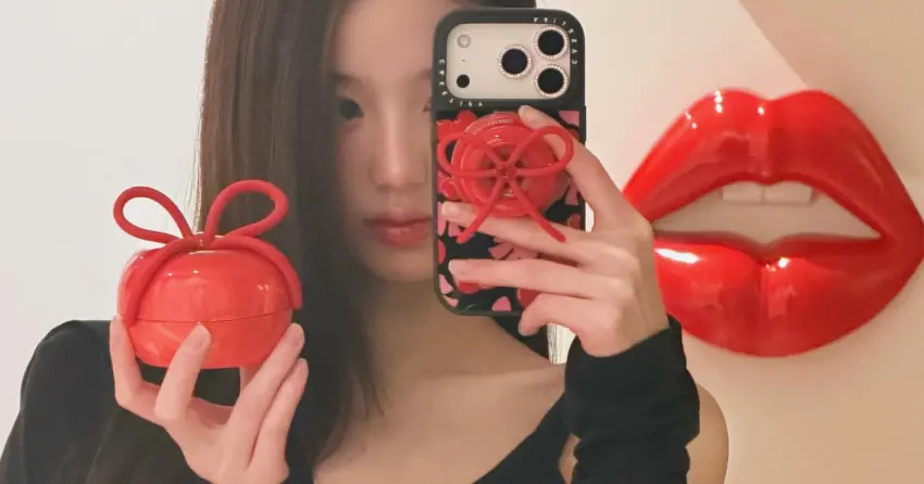斷貨女王又來了！張員瑛全新第二代「折疊櫻桃梳」可愛翻，掛在包上秒變超潮Y2K掛飾。