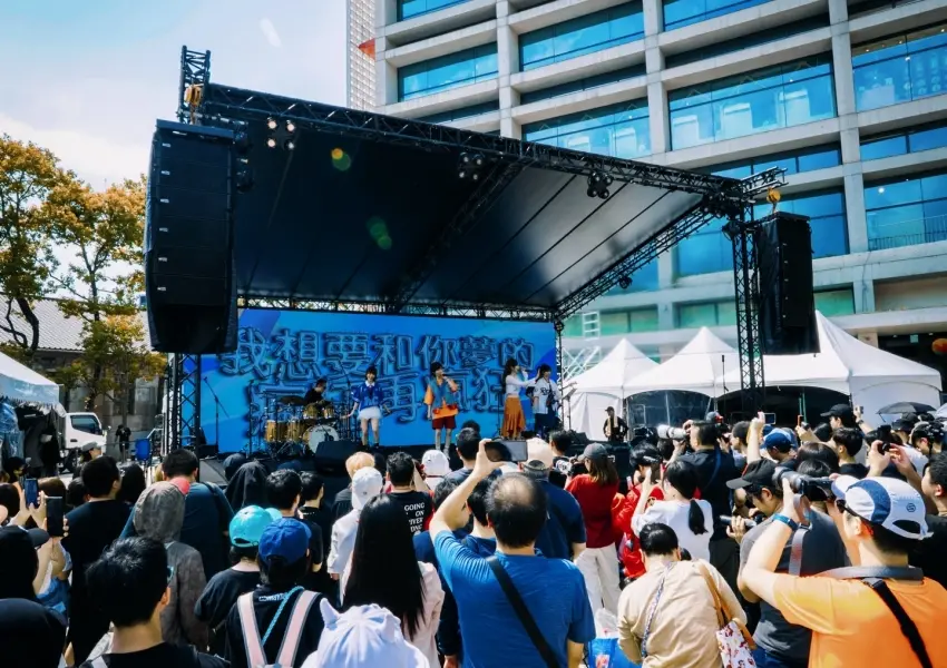 ▲BOOM!怪物星人登上松山文創夏日音樂節舞台,於松山文創園區熱力開唱。(圖片來源:相信音樂)