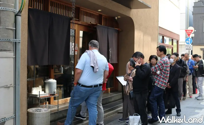 ▲日幣千元的親民價格加上職人廚藝，創始於日本橋的金子半之助天婦羅店前總是大排長龍。圖／金子半之助提供；窩客島編輯李維唐整理