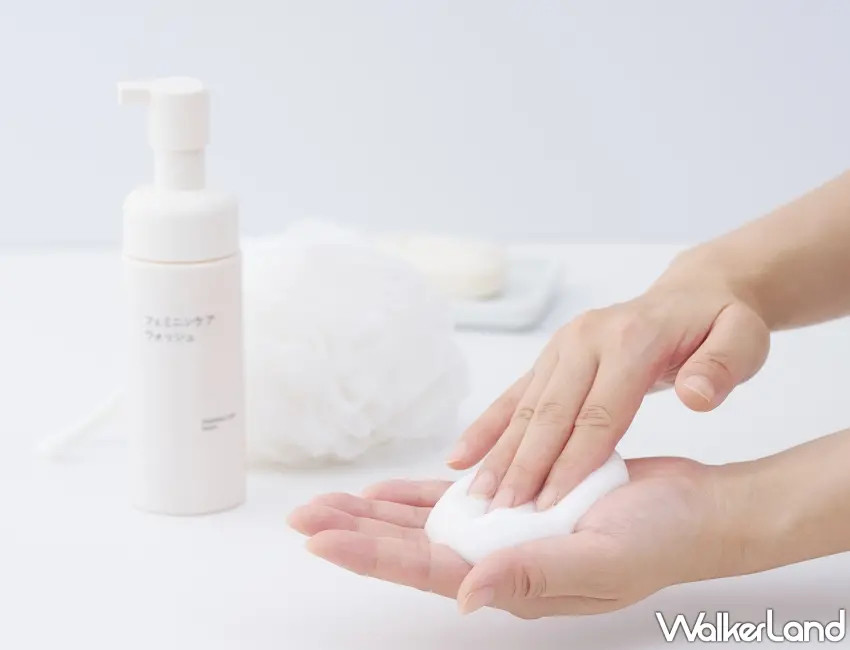 ▲MUJI無印良品私密肌潔淨慕斯擠出後質地細緻綿密,能溫和洗淨肌膚並維持滋潤感受。圖/MUJI無印良品提供;窩客島編輯李維唐整理