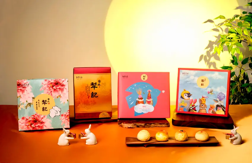 ▲老字號餅店犁記今年中秋在外包裝上讓人眼睛一亮,結合優雅花卉與可愛童趣插畫。