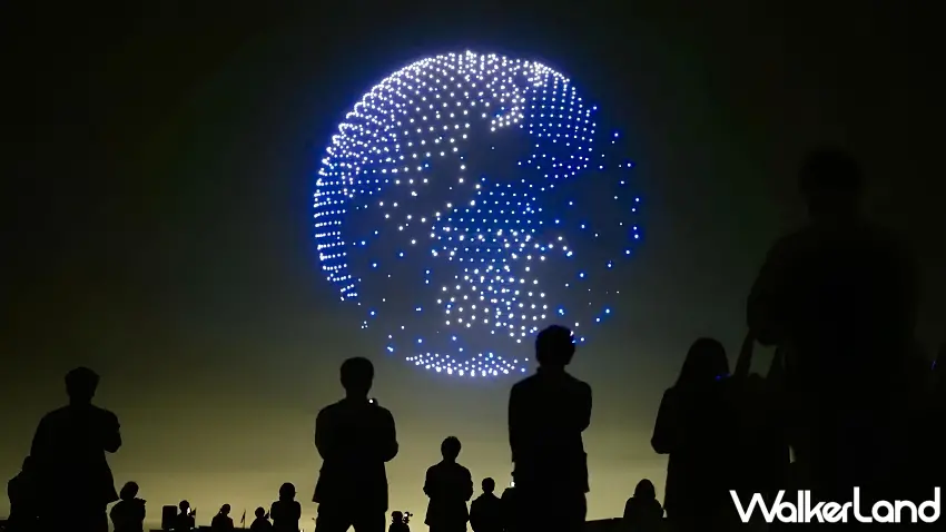 ▲民眾聚集於現場仰望無人機於夜空中精準排列出極具震撼力的巨大光影地球。 圖/REDCLIFF提供;窩客島編輯李維唐整理