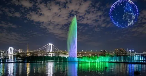 去東京玩免費看！台場800機無人機水舞秀8月29日登場，浪漫櫻吹雪夜空打卡新地標。
