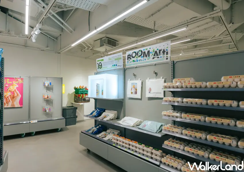 ▲勤美術館主展場將藝術作品融入便利商店中,搭配藝術家連名商品,讓觀眾走入展區尋找心儀的商品。(圖片:勤美術館 提供)