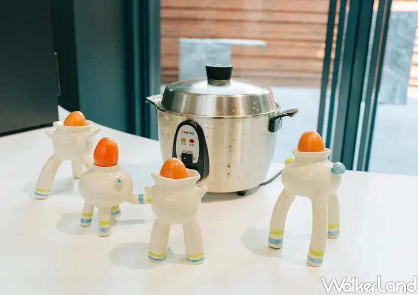 ▲在勤美術館便利商店中,創作者們也翻轉生活物件,像是南島星人工作室將茶葉蛋、霜淇淋轉化為可收藏的陶藝作品。(圖片:勤美術館 提供)