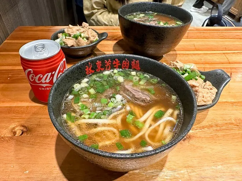▲獲得米其林必比登推介的林東芳牛肉麵,一路營業至凌晨3點。