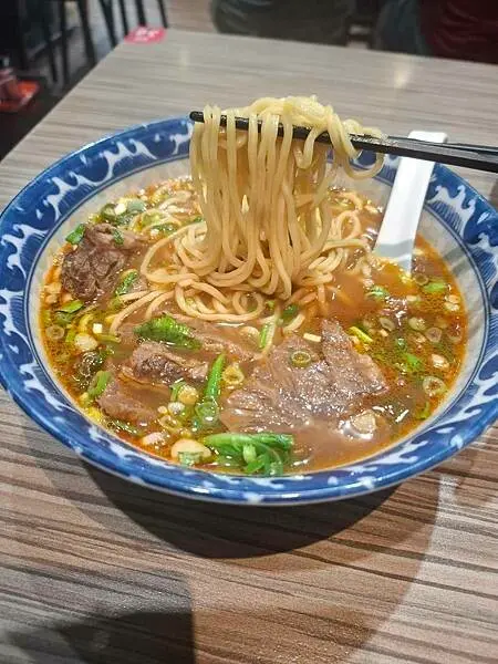 ▲牛肉麵.雞湯曾吸引韓星朝聖,是東區極具指標性的深夜美食代表。