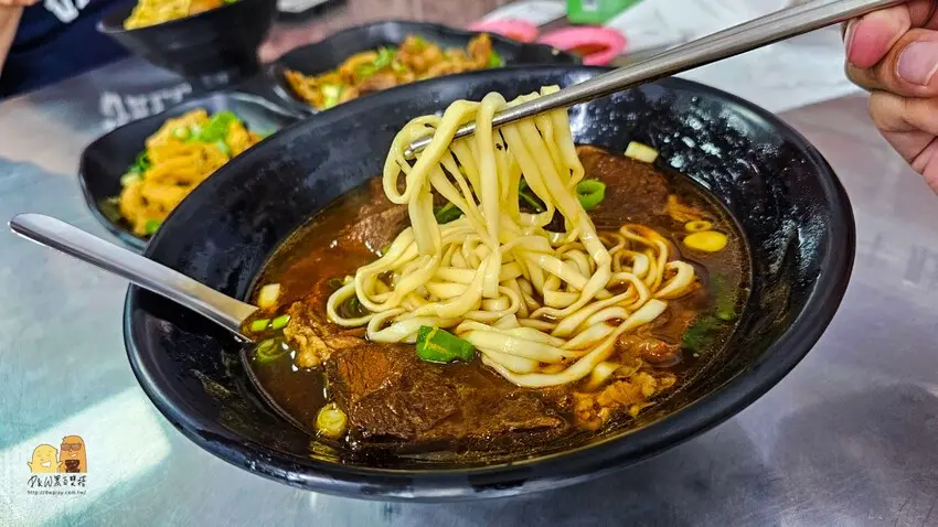 ▲東引小吃店除了牛肉麵,吸飽湯汁的招牌滷花干與各式滷味,是內行饕客到訪的必點品項。