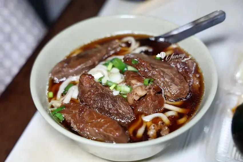 ▲小吳牛肉麵傳承自塔城街老味道,是許多老饕口袋裡的深夜隱藏版名店。