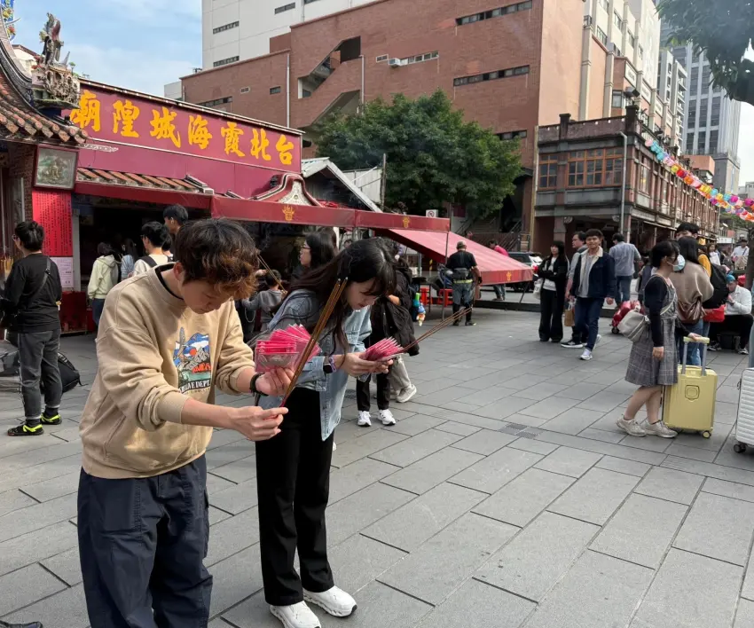 ▲粉絲將追星視為精神寄託,相信掌管人際緣分的月老也能幫忙牽起與偶像的見面緣分。