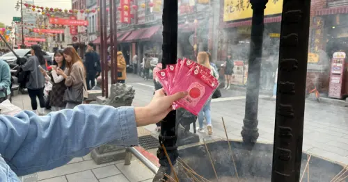 七夕不求正緣求神席！台灣追星族瘋「拜月老」搶票，粉紅月老限定乖乖成最新神助攻。 