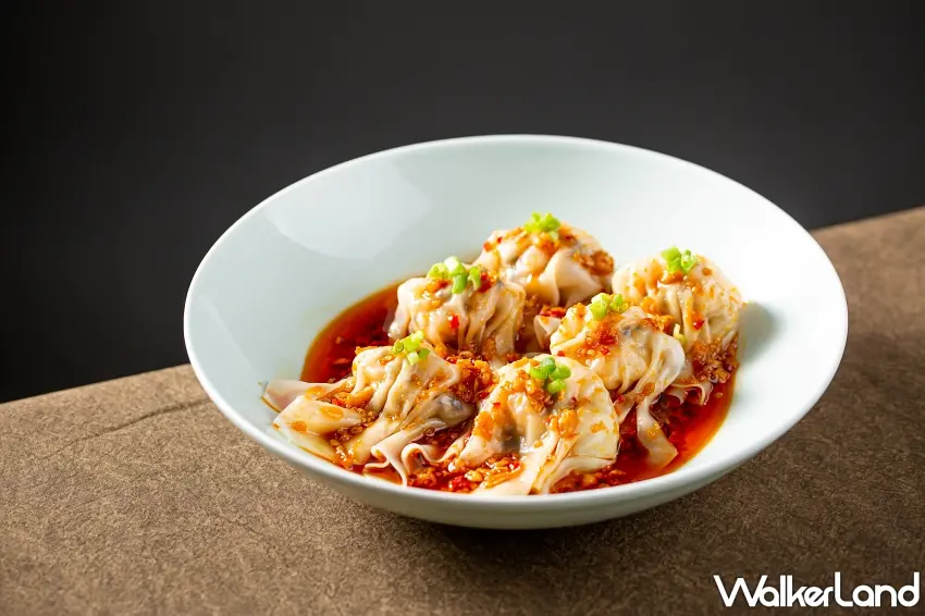 ▲「紅油鮮蝦抄手」以飽滿紮實的蝦肉餛飩包裹獨門醬汁,麻辣鹹酸層次極佳。圖/樂天皇朝提供;窩客島編輯李維唐整理