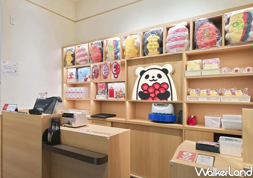 ▲壽司郎遠東GARDEN CITY大巨蛋店櫃檯區,設有自動報到機與叫號顯示螢幕。