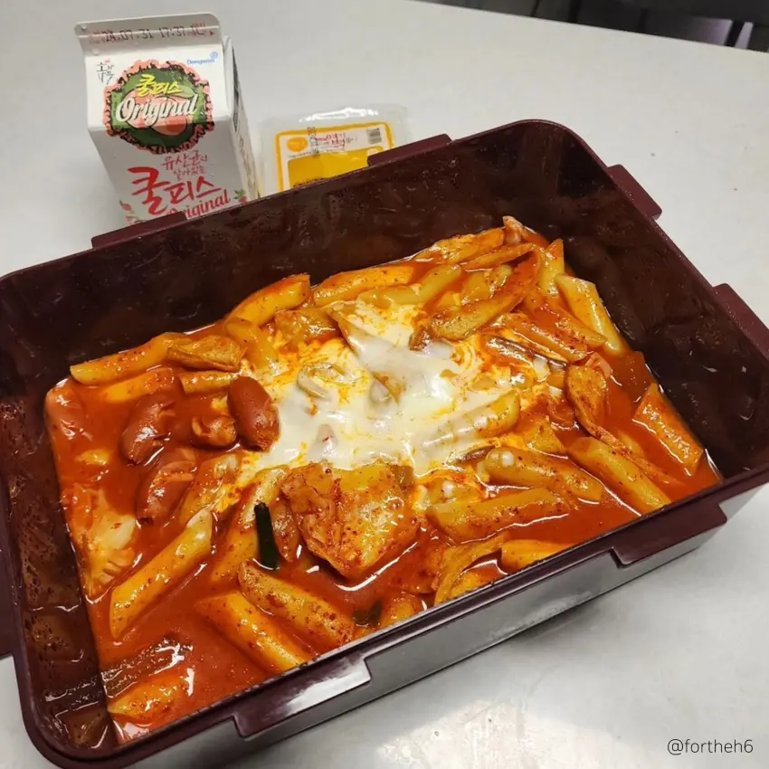 ▲巨無霸份量吸引眾多網友熱議,店家隨餐附贈的水蜜桃乳酸飲料更是被封為解辣神器。