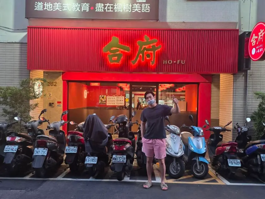 ▲崔始源身穿短褲拖鞋現身大安區合府小籠湯包門口,完全放開包袱的隨性穿搭台味十足。