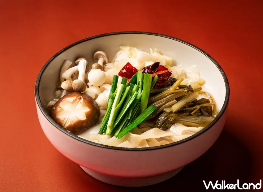 ▲「秦香野菌漿水麵」以陝西傳統「漿水」為風味基底,將芹菜與高麗菜汆燙後加入麵湯發酵,呈現微酸清爽的自然韻味。圖/板橋凱撒大飯店提供;窩客島編輯李維唐整理