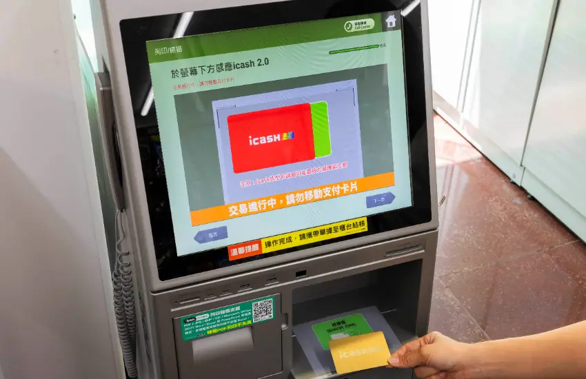 ▲持icash 2.0、悠遊卡、一卡通,都可以在ibon機台上直接完成操作、付款、列印或掃描。