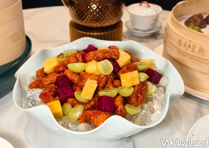 ▲老菜新吃樂天皇朝Signature新菜,仙宮流影咕嚕肉,梅花肉裹上特製山楂糖醋汁置於冰上,糖衣遇冷變脆皮Q嫩燙口。