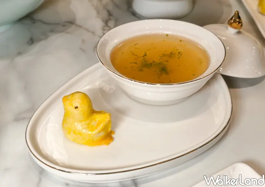 ▲網美打卡中式甜點,棗泥一口鴨造型可愛,酥脆千層酥皮包入甜而不膩棗泥紅豆餡,搭配清檸馬蹄爽完美收尾。