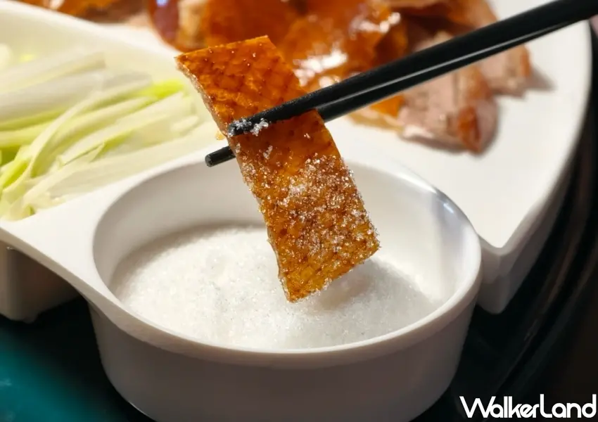▲「樂天皇朝Signature」琥珀脆皮烤鴨,片胸脯酥皮趁熱蘸白糖,台北烤鴨老饕吃法。