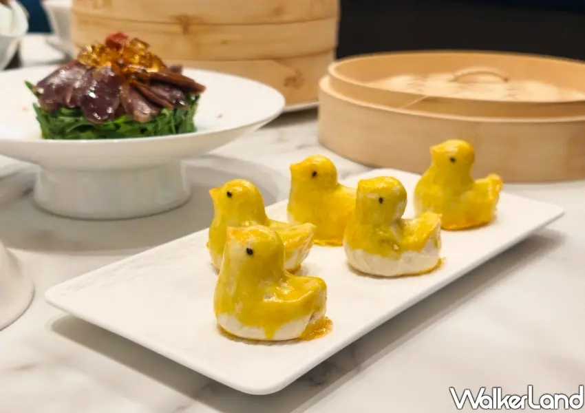 ▲棗泥一口鴨造型精緻討喜,多層次千層酥皮包覆香濃甜餡,是烤鴨宴必點創意甜品。(攝影:鄭雅之)