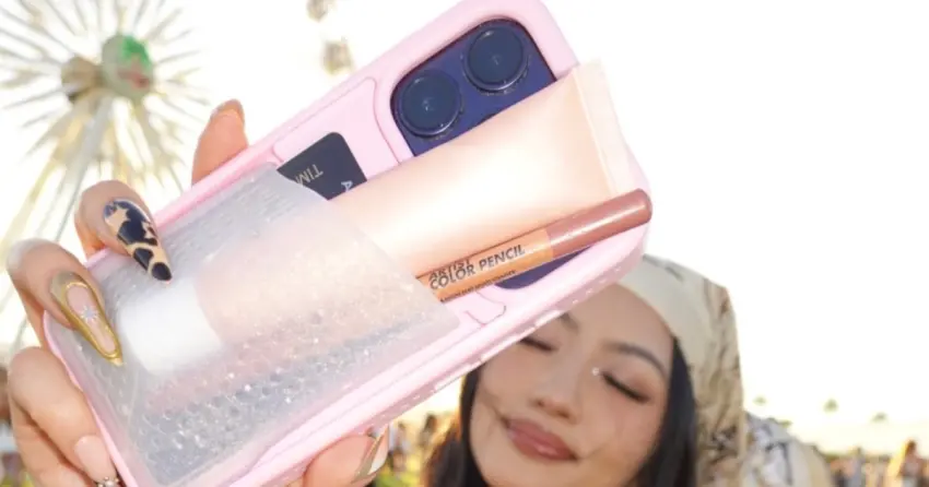 手機界哆啦A夢！歐美爆紅「百寶袋手機殼」有多狂？超彈伸縮袋連AirPods、唇膏都能塞。