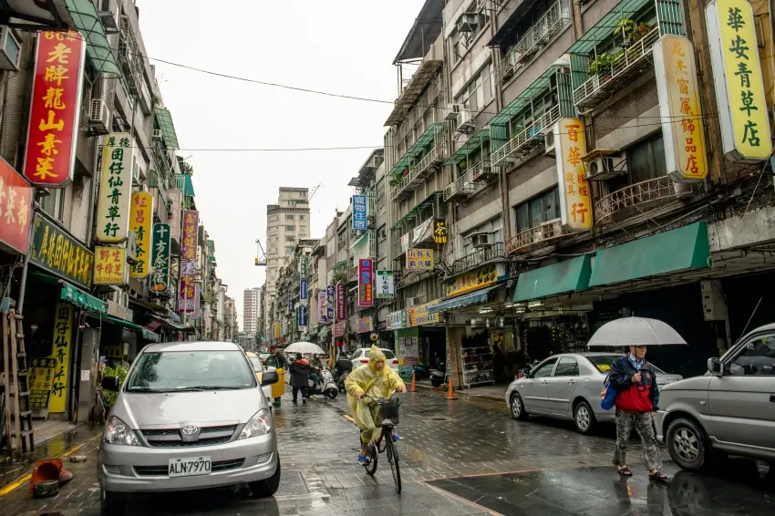 ▲網友分享順手扔破雨衣被舉發的慘痛經驗,引發大批網民熱烈討論。