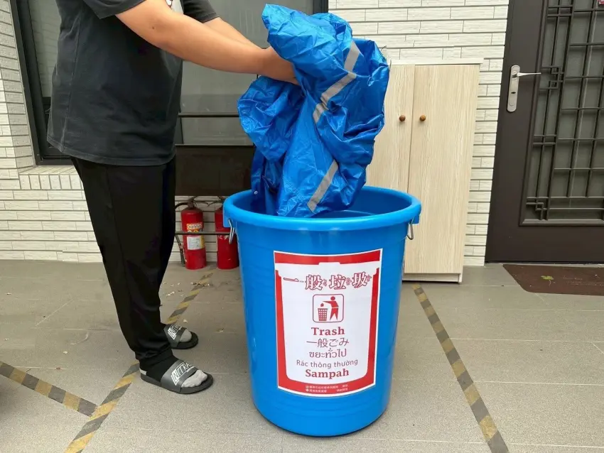 ▲輕便雨衣為單一塑膠需去繩做回收,一般複合材質雨衣與剪下的傘布則當一般垃圾。