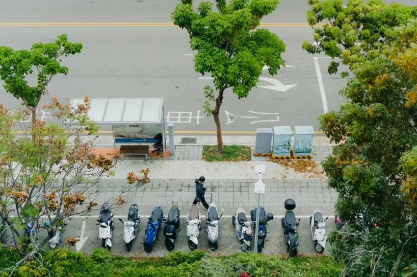▲路邊垃圾桶只給走路的行人丟隨手垃圾,騎士拿來丟車上垃圾屬於違規。