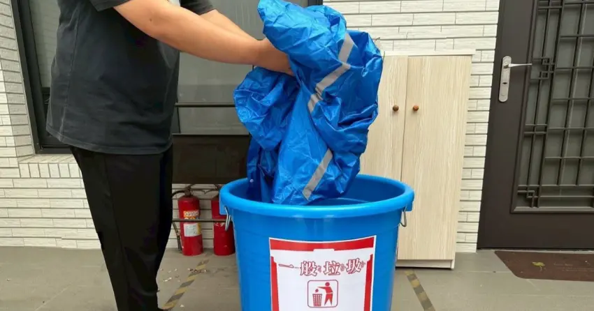 輕便雨衣塞路邊垃圾桶竟被罰！網熱議「雨具如何回收」環保署解惑，丟錯最高罰六千。