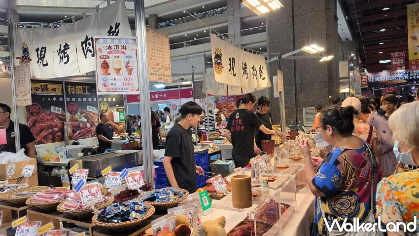 ▲台北伴手禮博覽會展區現場香氣四溢，眾多攤位祭出熱門排隊美食與展場限定禮盒，吸引滿滿人潮試吃搶購。圖／上聯國際展覽提供；窩客島編輯李維唐整理